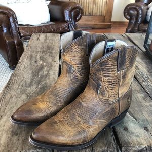 Frye boots/short